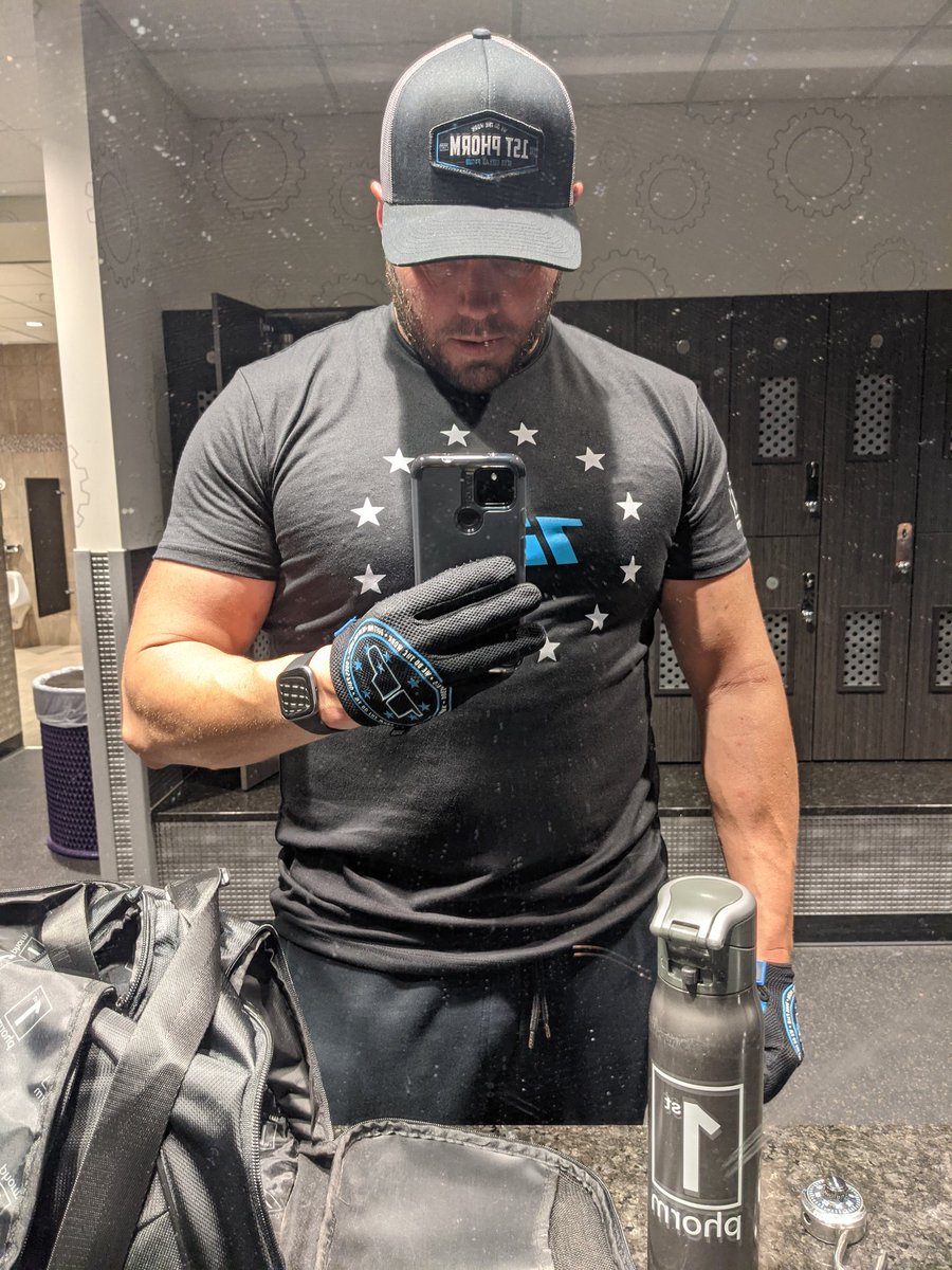 GnuekeCeo's tweet photo. Getting those #duespaid with my new @1stPhorm gear. #iam1stphorm #mytransphormation #1stphorm https://t.co/QhsuPVT0jT
