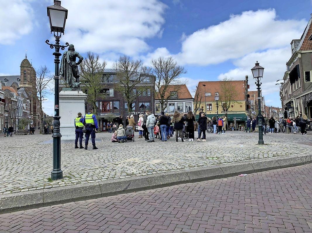 Klein protest tegen coronamaatregelen op Roode Steen in Hoorn, politie is aanwezig..