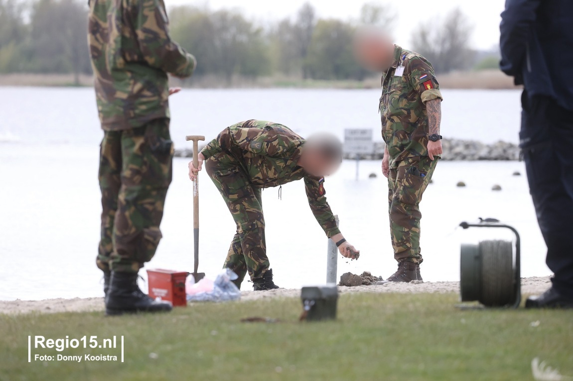 Een aantal vuurwerkbommen worden door de EOD bij een strand in #Zoetermeer tot ontploffing gebracht. Lees meer:..