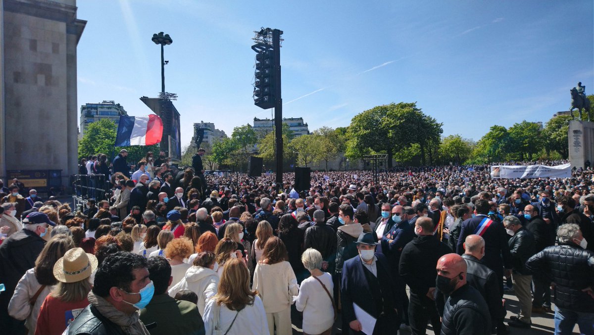 Thomasurdy's tweet image. Au Trocadéro. Une foule immense est venue rendre hommage à #SarahHalimi.
La nation mobilisée.
