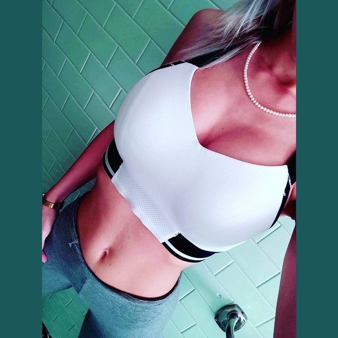 Fitness session 🏋️‍♀️🤸‍♀️🎾🥊

#fitgirl #fitness #fit #white #boobsup #sexy #camgirl #gray #grayhair #cute