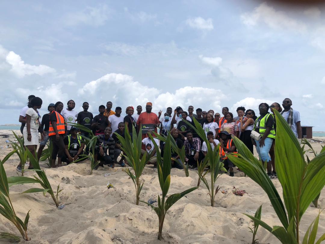 ToluwalaseR's tweet image. Volunteers planted 500 trees in Oniru and Onijege beach yesterday.
In attendance, we had representatives from the British High Commission, LASCODA &amp;amp; the Baale of Igbosere.
A big thank you to all our volunteers for making the #Communitrees project an amazing one🌴🌳