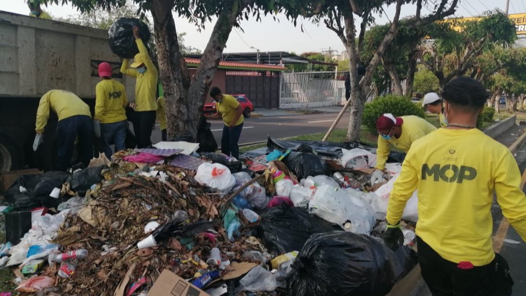 RomeoHerrera1's tweet photo. A pesar de ser responsabilidad municipal, pero para evitar enfermedades y problemas en drenajes.
Nos encontramos realizando tareas de recolección de basura en el Bulevar Los Héroes. https://t.co/sSIwn9AYIA