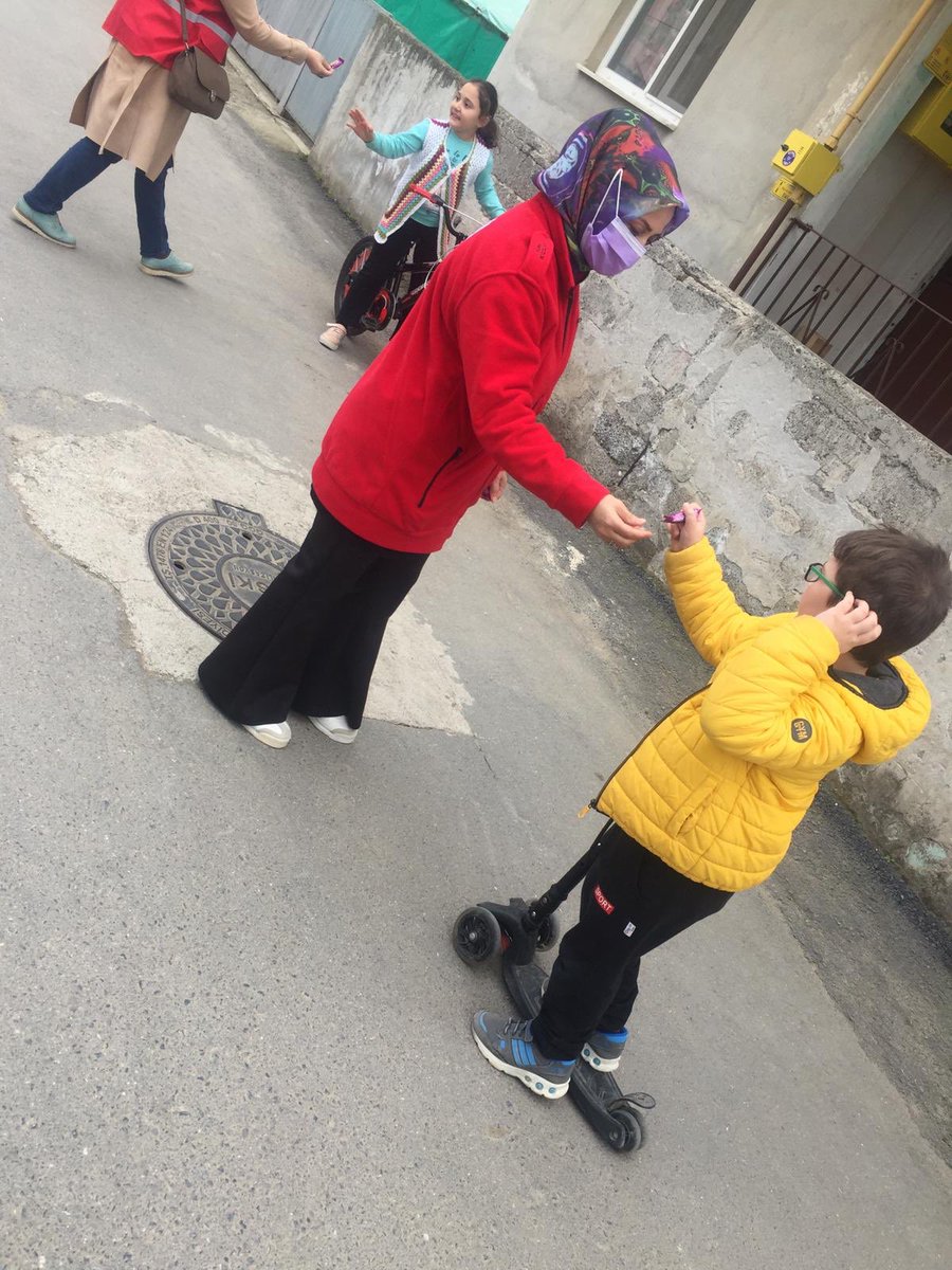 BafraKadin's tweet photo. Türk Kızılay Bafra Şube Başkan yardımcımız, kadın kollarımız, gönüllülerimiz ve gençlik kollarımızla bugünde ihtiyaç sahiplerine gıda ve çeşitli yardım malzemeleri dağıtımına devam ettik.#Ramazan #iyilikkazanacak @drkerem_en #Sensizolmaz # https://t.co/Wt7a9Wdppd