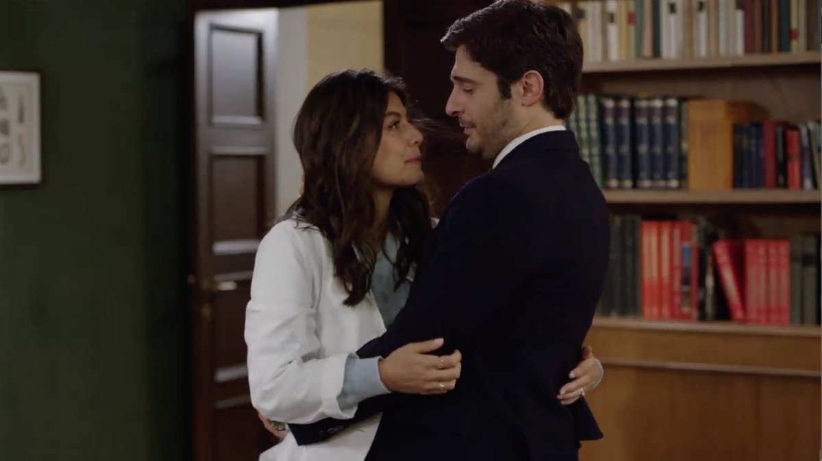 IngegnerCarla's tweet photo. ABBRACCIO E SORRISO DI LACRIME
anche detta "stavolta lui ha imparato ad abbracciarla"; quello era previsto, il #SorrisoDiLacrime AM no e un po' mi uccise. Era il 22 giugno
#BackstageAParole inquadrature #PianiMedi ché l'altra volta sembra vi fossero piaciute...#Koala❤️
#lallieva3 https://t.co/RZwgE6L8PN