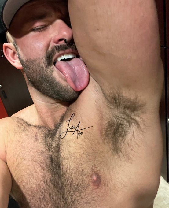 I love my sweaty smelly pits 😈 https://t.co/Tt19VdglZD