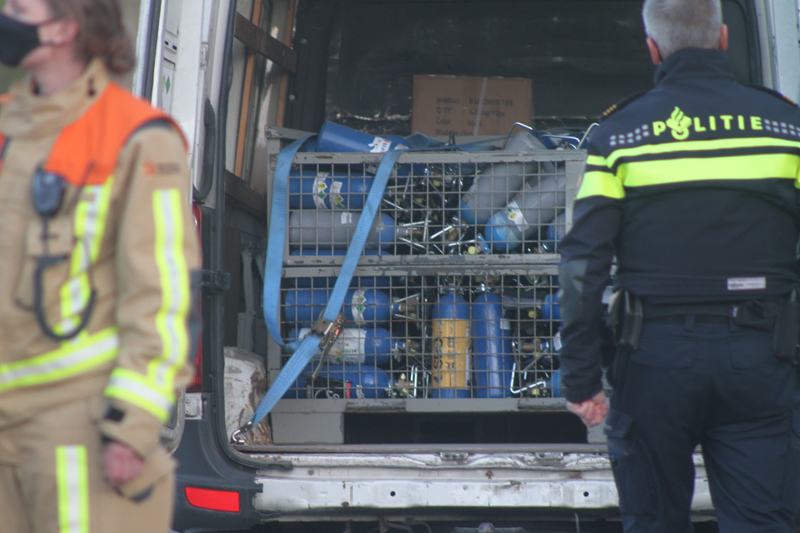 NU ONLINE: Brandweer doet onderzoek in busje vol met lachgasflessen Elzenlaan Den Haag..