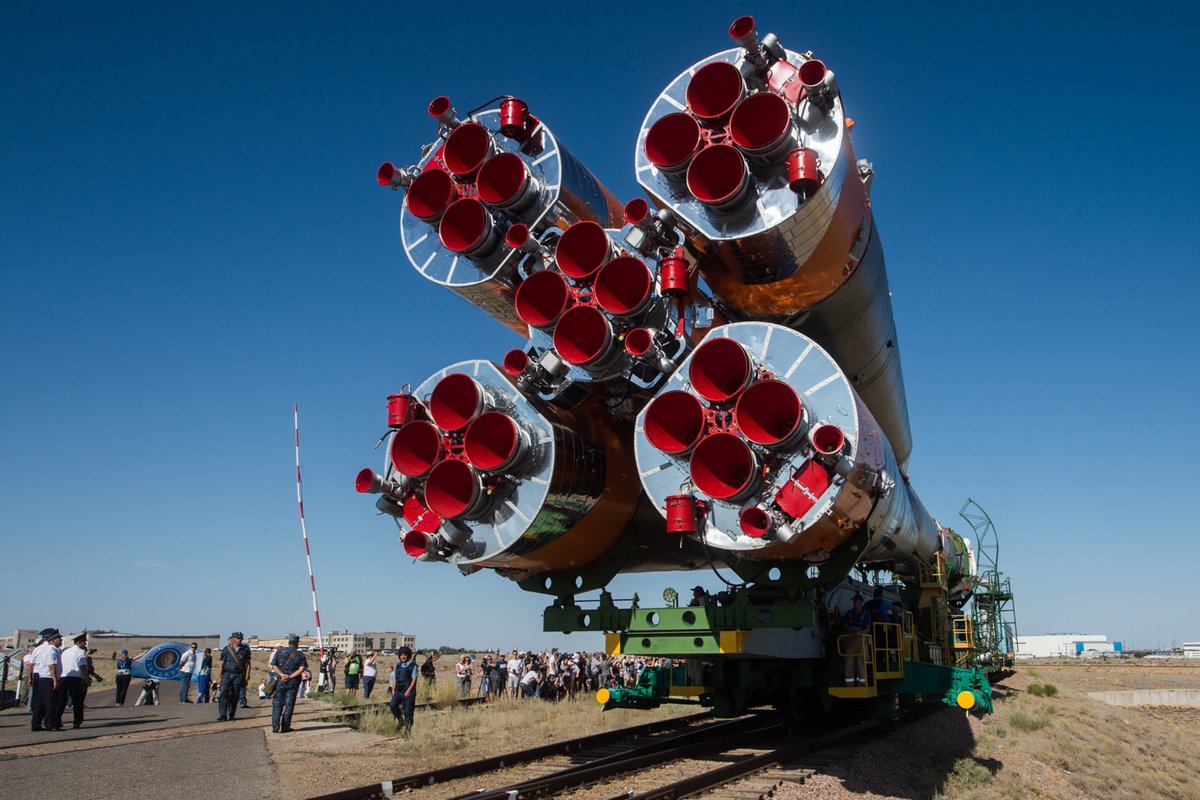 The propulsive segment of Soyuz is also very interesting. At liftoff, 32 nozzles are ignited (a world record !), but in reality, there are only 5 engines. Yes, the Soviets and the Russians love to make engines with several combustion chambers...