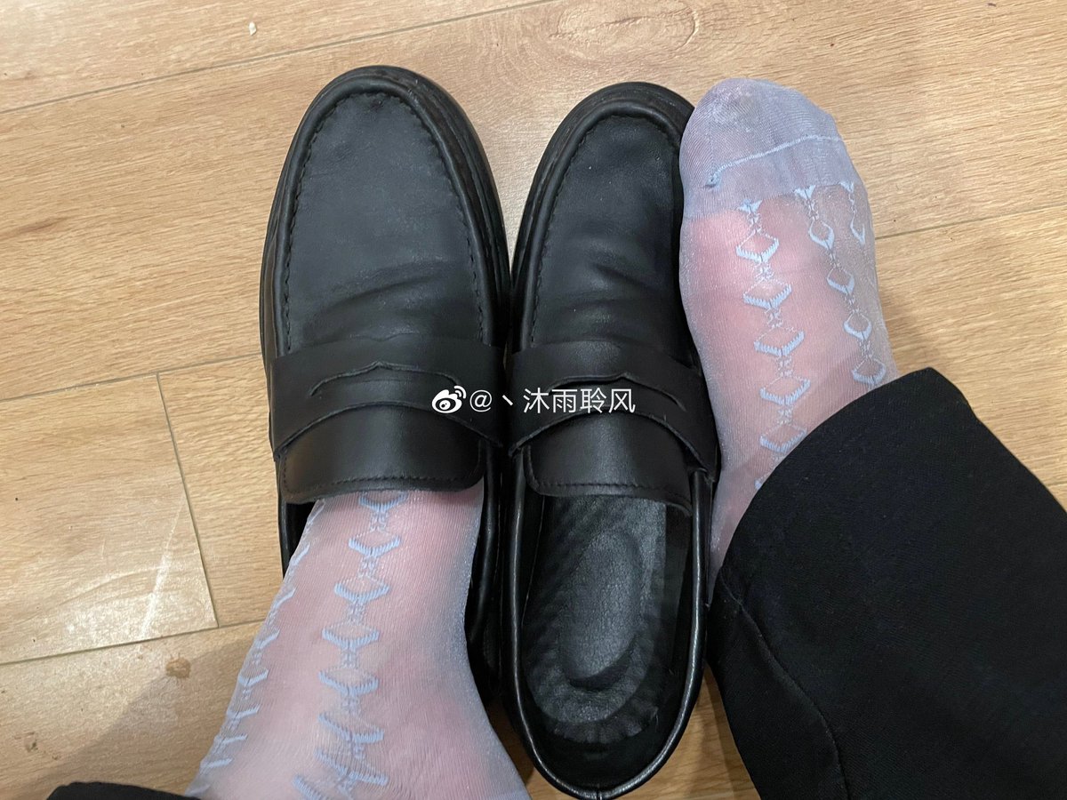 muyulingfeng's tweet photo. 就挺有肉欲的，出一双皮鞋，九成新，不太喜欢这种款式，42码的 https://t.co/CFFanjQ8gQ