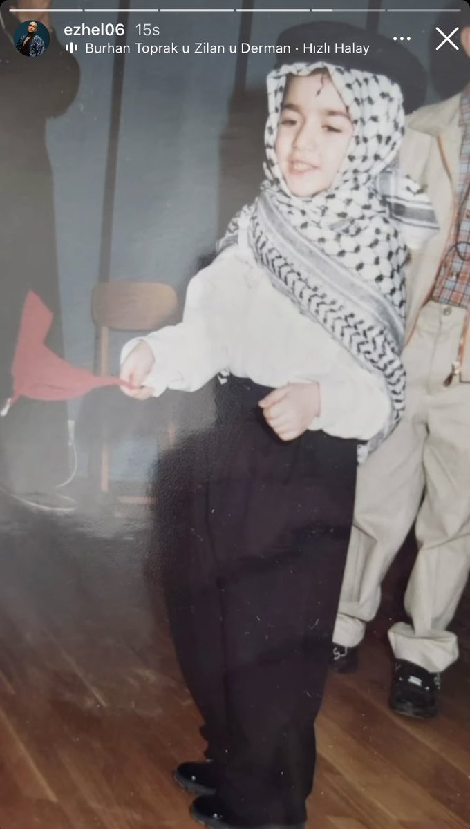 Gozal qoramagiz ayolning kunnilingusini yalagan holda porno tomosha qiling.