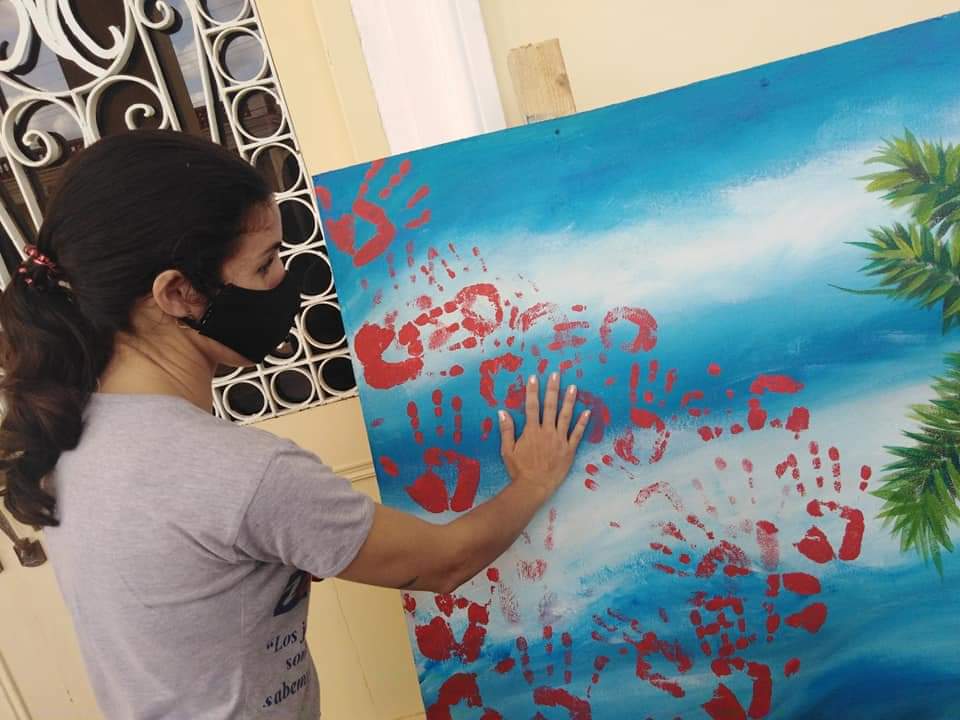 BelkysTPinar's tweet photo. Manos pinareñas dibujan la bandera de #Cuba con colores y sentimientos. #PinardelRío reclama #NoMásBloqueo #EliminaElBloqueo
📲 Yamile Abreu https://t.co/buY5qdkmpD