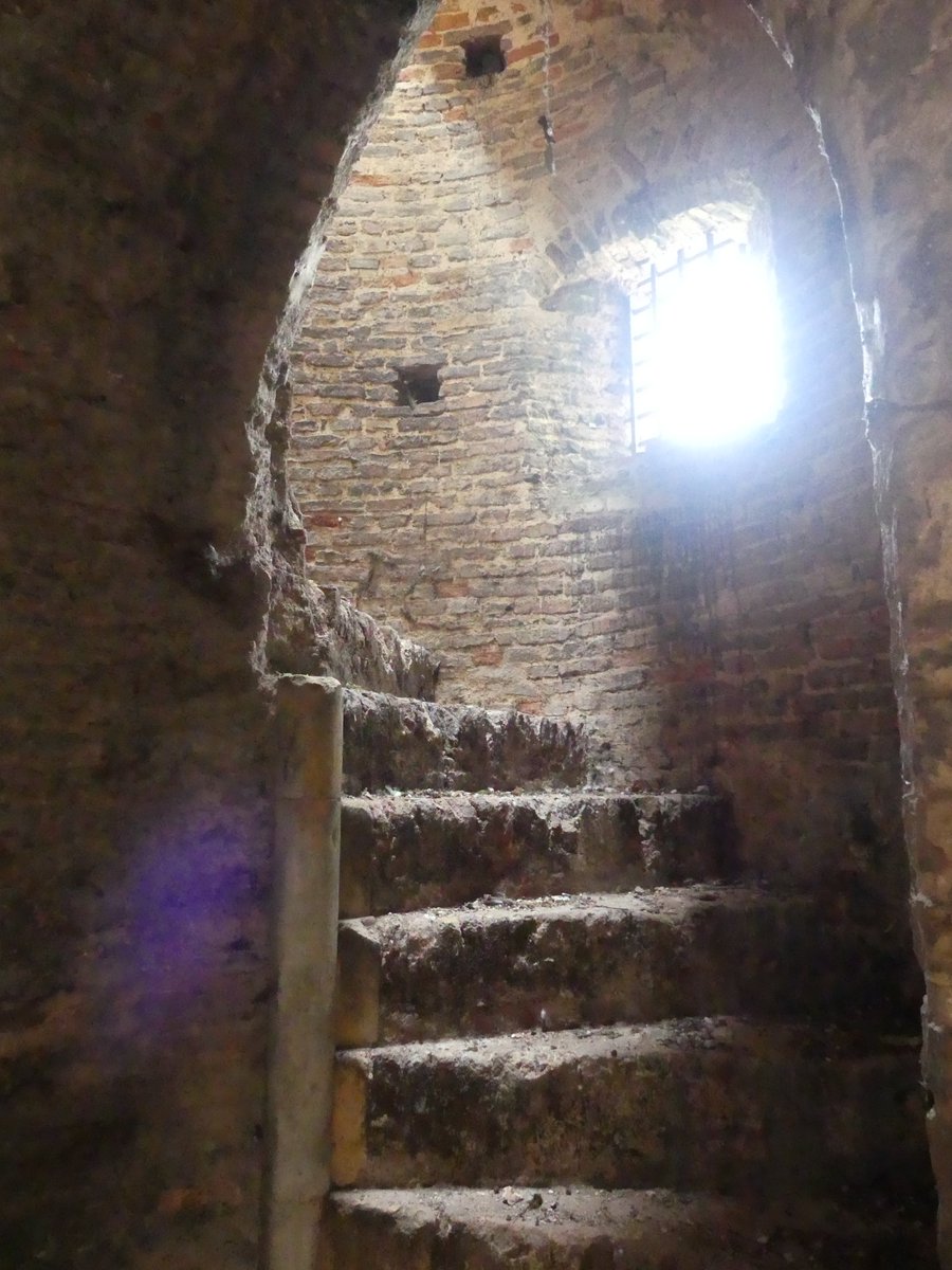 The Cow Tower, Norwich, 1398/99, the earliest extant free-standing artillery platform in England. Only the Westgate, Canterbury has older gunports. Faced inside and out with rather fabulous brick, around a flint-rubble core. #AprilTowers