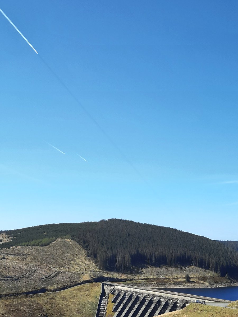 The #vapourtrail from what I believe was @united flight UA906 from #Frankfurt to #Chicago cast a shadow perfectly in line with but ahead of its path over Nant-Y-Moch #dam outside #Aberystwyth today! A very bizarre sight! #shadow #meteorology