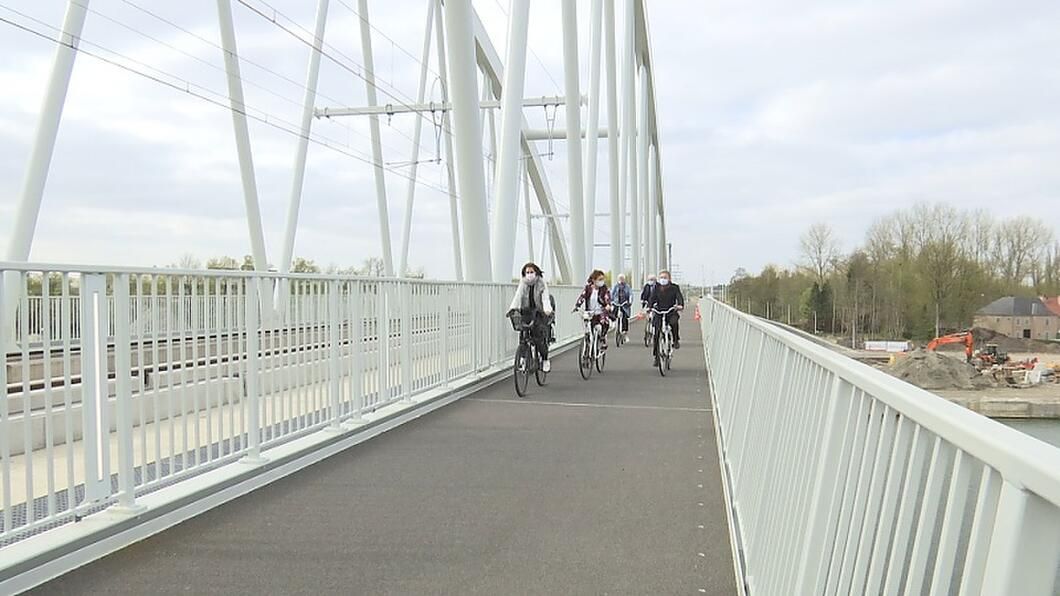 TVLbe's tweet photo. Nieuwe fietsbrug over Albertkanaal in Kuringen geopend https://t.co/TwAdp8kRJT #tvlnieuws #fietsbrug #albertkanaal #kuringen https://t.co/ZRuuW7JK4G