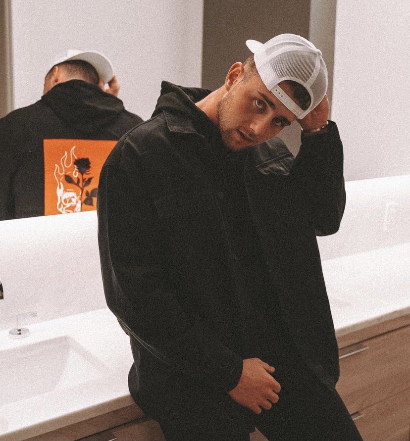 MenLounge's tweet image. 