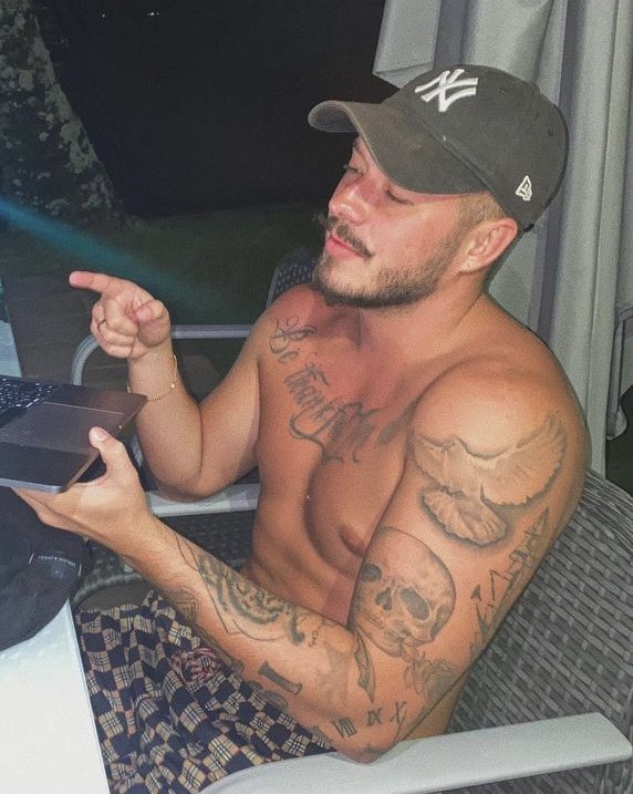 MenLounge's tweet image. 