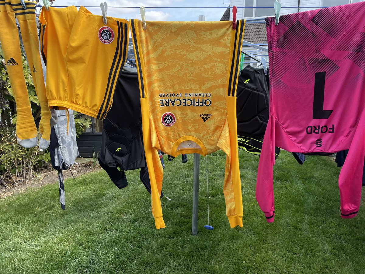 Martin_Ford's tweet photo. Just about sums up the weekend ...well apart from the blowout on the M1 ! #AlwaysFootball @RastrickJuniors @sufcdevelopment @Storellisports @TheOneGloveCo @adidasUK @surridgesport https://t.co/cXbcl1yCpS