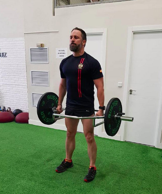 anluma99's tweet photo. Santiago Abascal ha recibido una terrible amenaza postal de Muerte: una propuesta de contrato de trabajo. https://t.co/sNVjBTvMqr