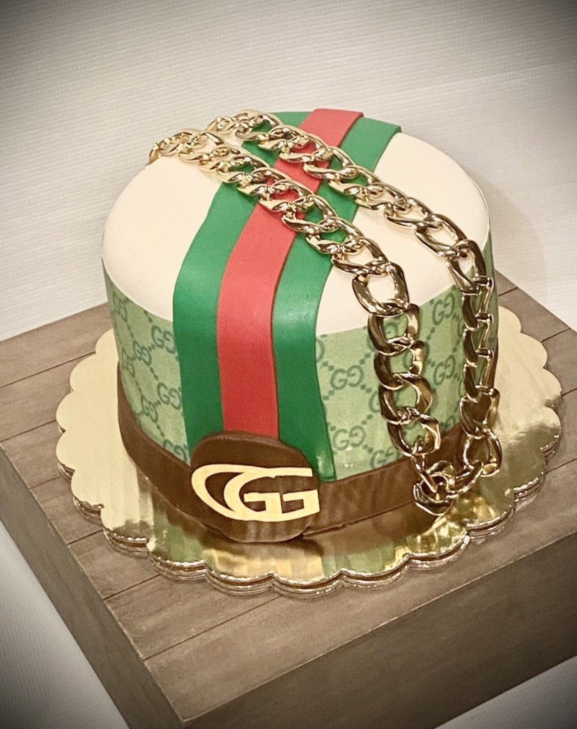 TheCakeMan14's tweet photo. Finished this Gucci themed cake and feeling pretty “Gucci” about it! 😎 https://t.co/i40fDkderG