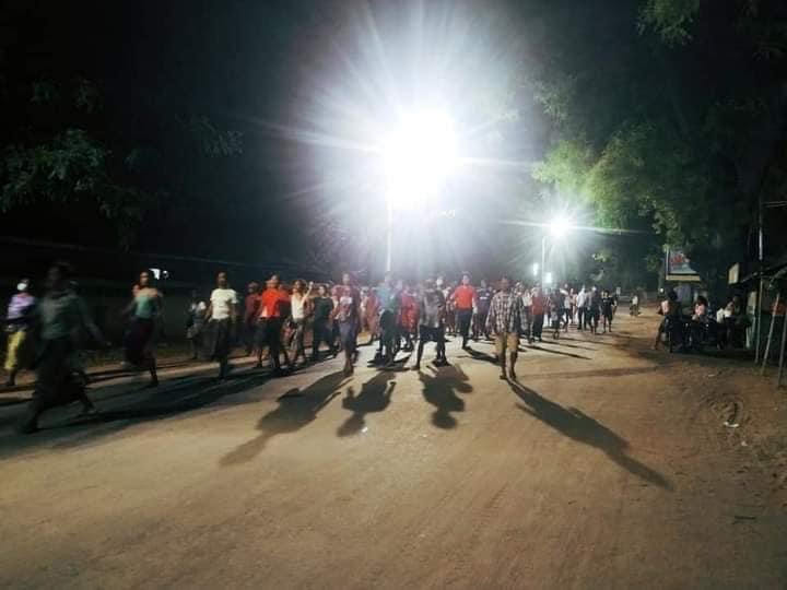 Girl6Abc's tweet photo. Nighttime Protest in Nyaung-U, Mandalay Region.

#WhatsHappeningInMyanmar #Apr25Coup #MilkTeaAlliance https://t.co/yr3EApBpBE