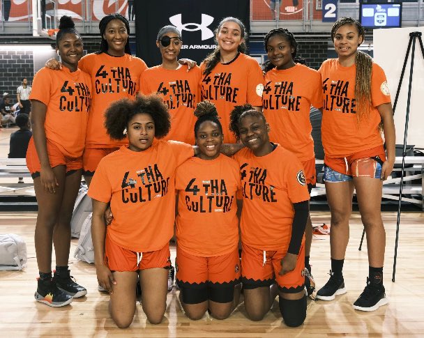 Books &amp; Basketball are out here doing it 4 Tha Culture on this Savage Sunday!!
#savages #4thaculture🧡 #ua