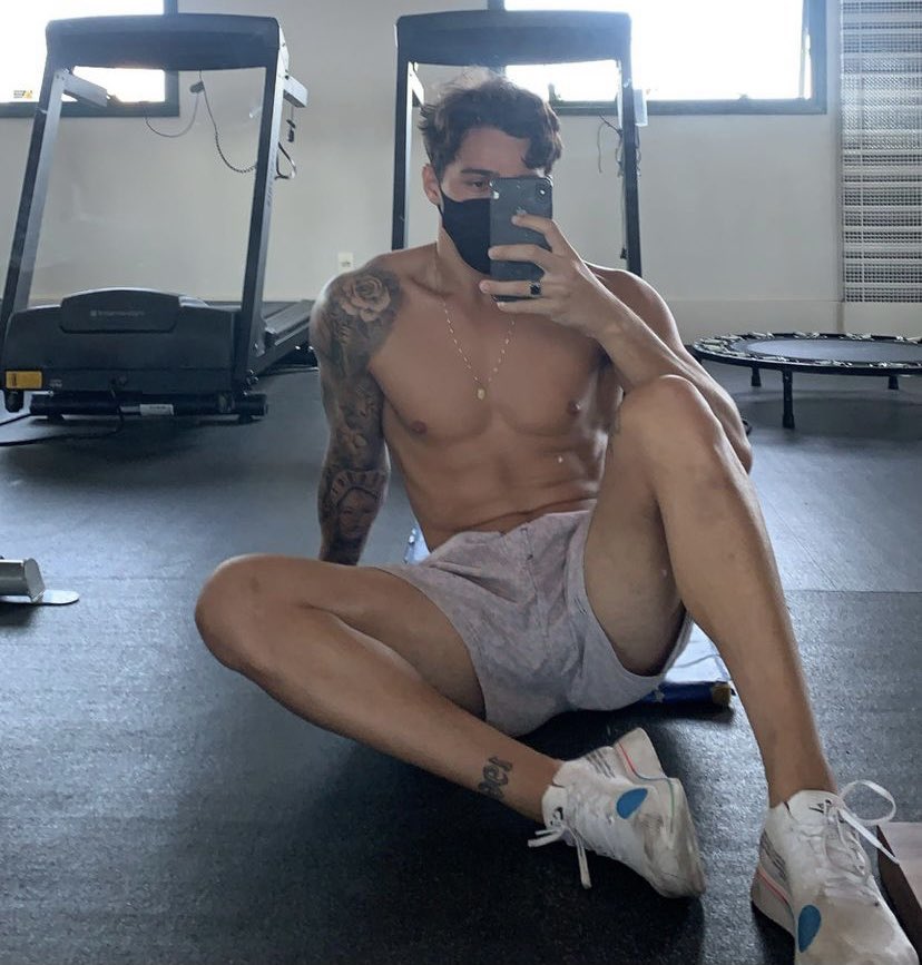 MenLounge's tweet image. 