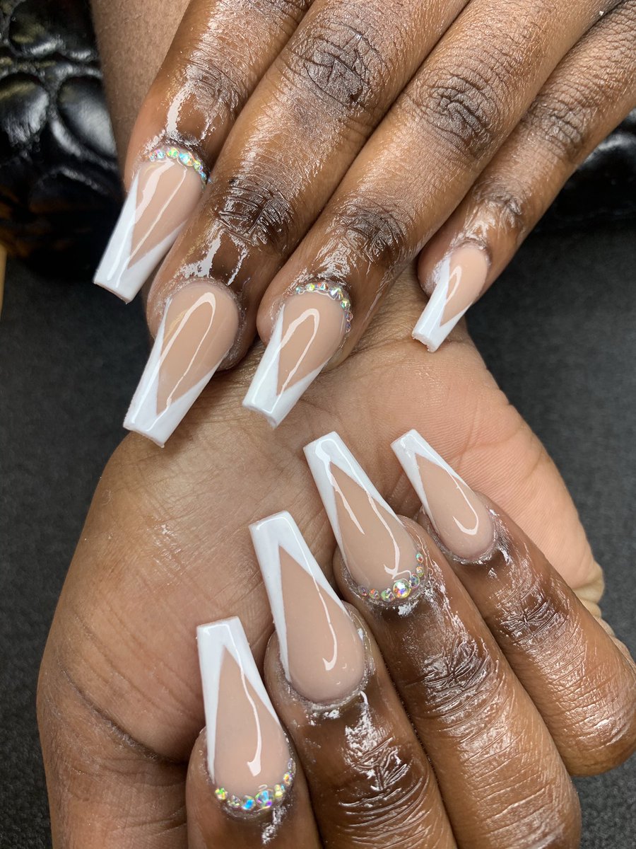 nailninja1's tweet photo. Hand painted frenchies😝🤩 https://t.co/sQdSax1I1y