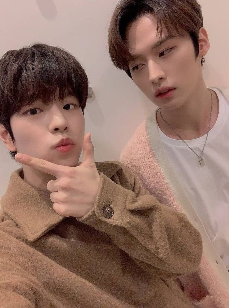 sungjinXD's tweet photo. hey guys haha pls rt i can’t post for 12 hours https://t.co/kO8W9zDrD6