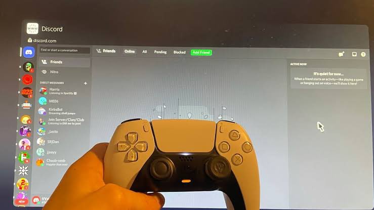 Mohamed Enieb's tweet - "@discord A petition to bring Discord to PS5