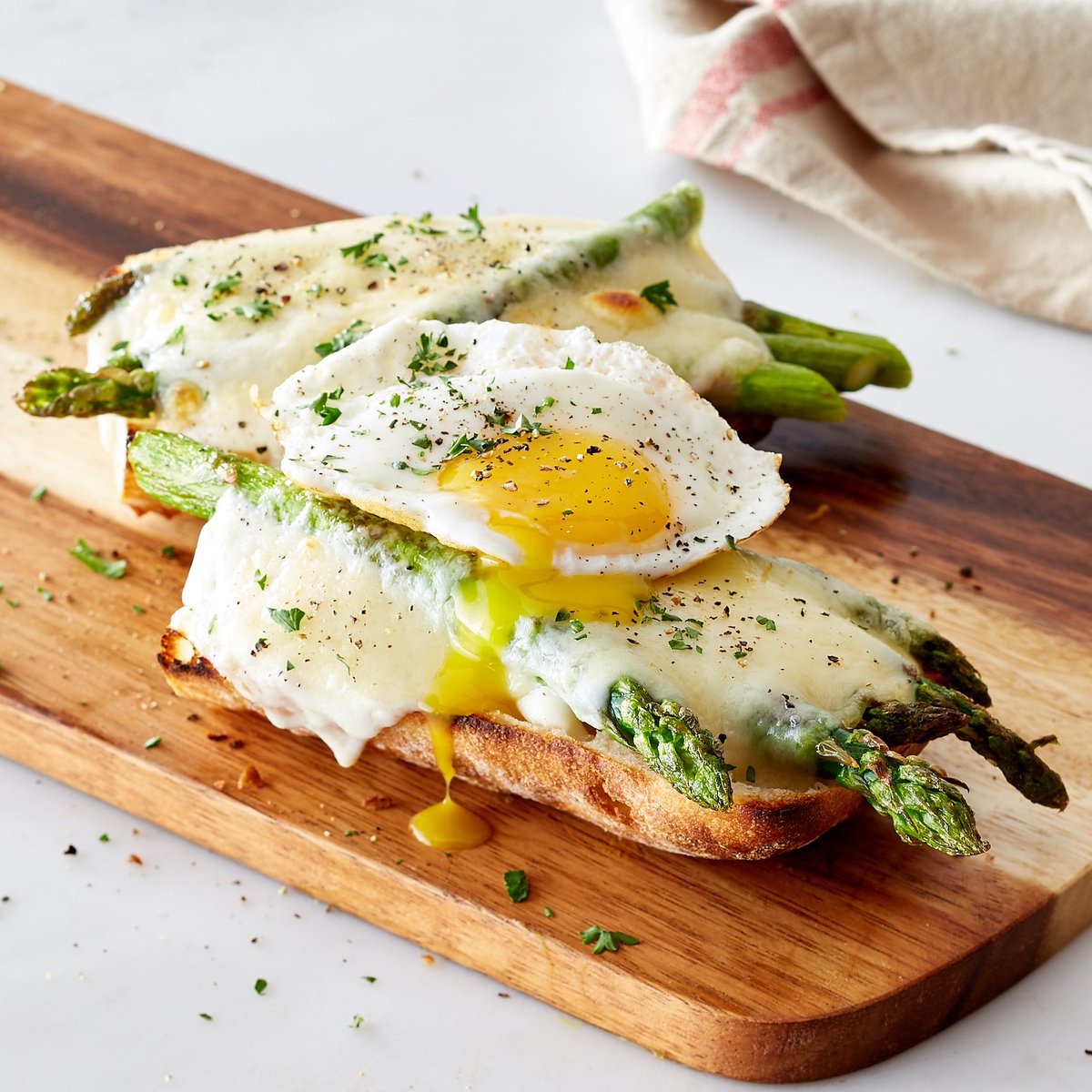 gobbleinc's tweet photo. There's no better way to start the day than with a springtime Croque Madame with Asparagus &amp; Farm-Fresh Eggs. 🍳 (*Hint*: it's also a great Mother's Day brunch recipe!) 

#Brunch #Breakfast #GobbleTime https://t.co/pT24pBd3O1
