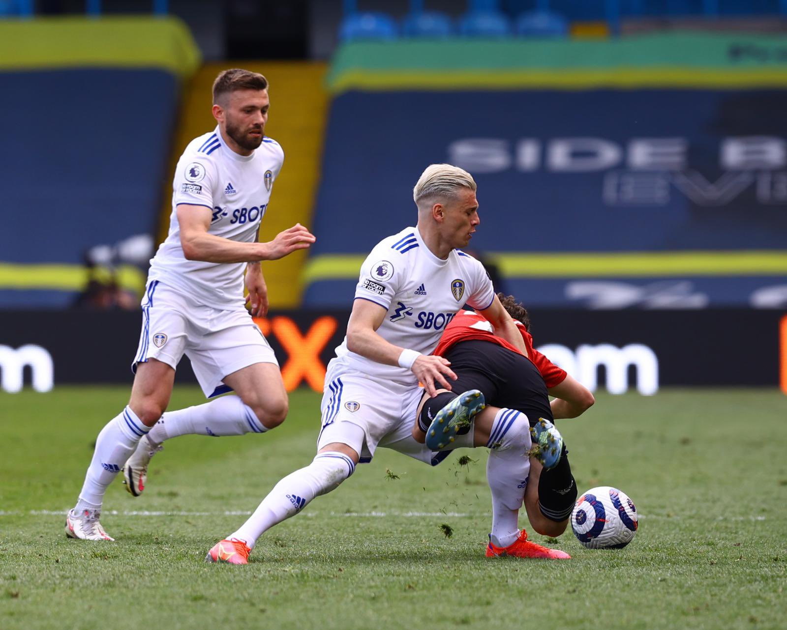 GOAL Ezgjan Alioski of Leeds United pulls a goal back to make the score 2-1  during the Millwall vs Leeds United EFL Championship Football match at the  Stock Photo - Alamy