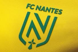 En 76 le FC Nantes reçoit un sachet de sable de la part d’un supporter sénégalais à disperser sur la pelouse pour éviter la défaite. Ils resteront invaincu pendant 5 ans à domicile, une série qui s’achève le match suivant le changement de la pelouse.