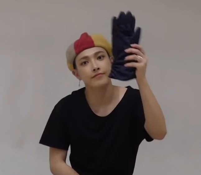 The glove reformed by hongjoong deserve a sepate post of admiration and recognition. The safety pin is the way of showing he is a safe place for women, immigrants, Muslims, LGBTQ, people of color, and other groups
