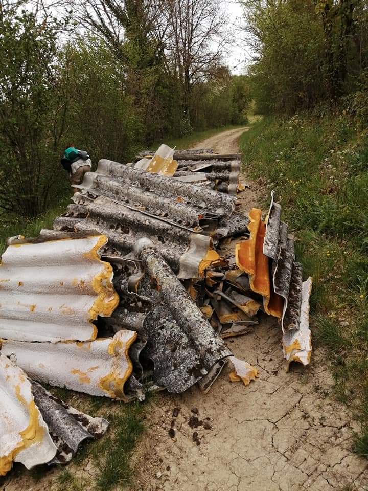 Je ne savais pas que le désamiantage de plaques fibrociment se faisait sur des chemins de randonnées.