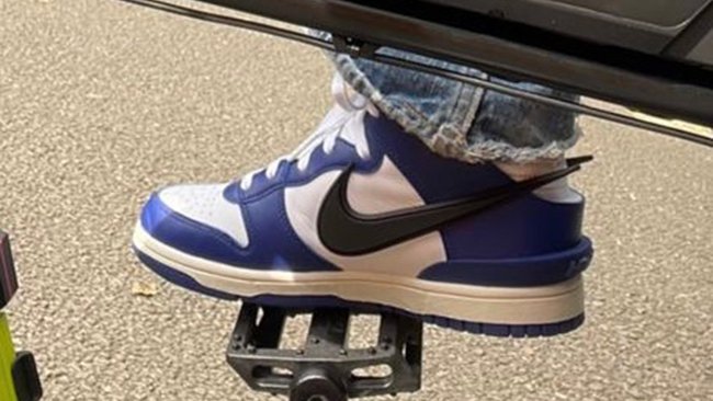 sneaker_wars's tweet photo. 【国内近日発売予定】アンブッシュ × ナイキ ダンク ハイ "ディープ ロイヤル" ディープ ロイヤル ブルー/ホワイト-ペール アイボリー-ブラック(CU7544-400)
⇒https://t.co/RZYY6zJEVT
#sneakerwars #スニーカー #ナイキ https://t.co/09SeFhRHn1