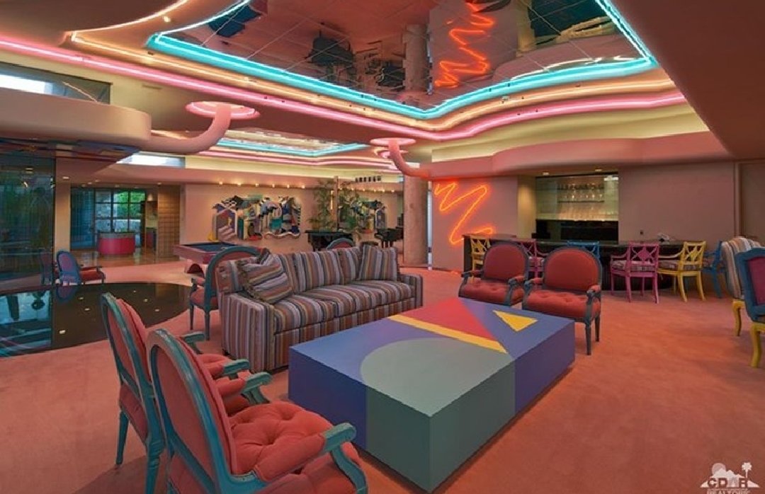 Have you guys ever wanted to live inside a giant 90's Taco Bell?

 zillow.com/homedetails/74…
