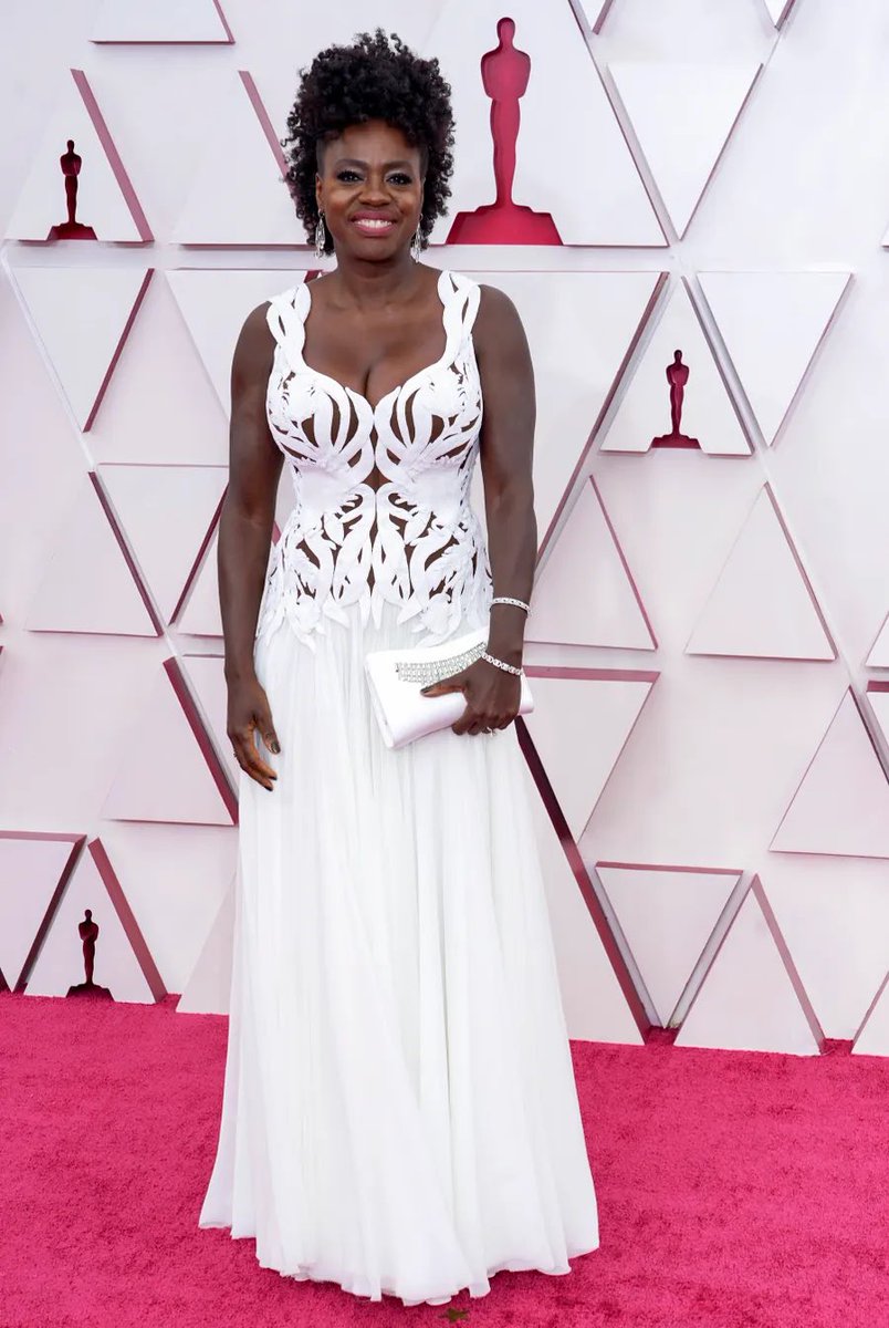 . @ViolaDavis looks breathtaking in her Alexander  @McQueen illusion dress:  https://trib.al/J2wBsHP 