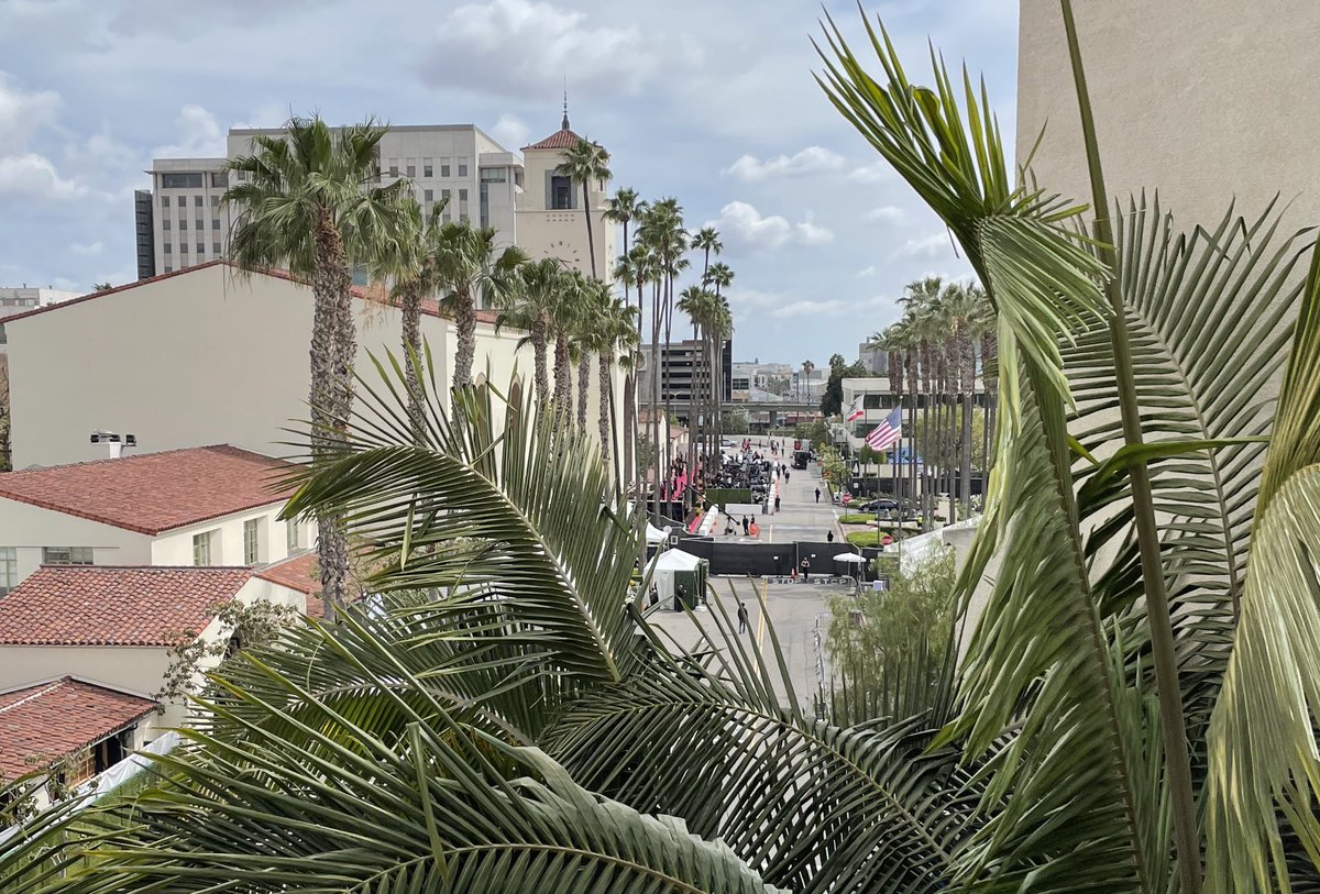 Mozaic residents have a pretty good view of the red carpet, which is happening just over a fence at the main entrance to Union Station, but in order to board a train they have to go all the way around to the back of the station  #Oscars  