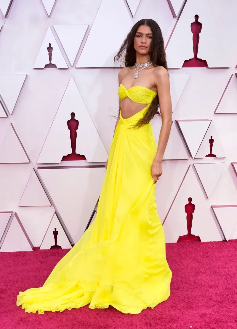 . @Zendaya is the moment. Wearing custom  @MaisonValentino at tonight’s  #Oscars   ceremony:  https://trib.al/J2wBsHP 