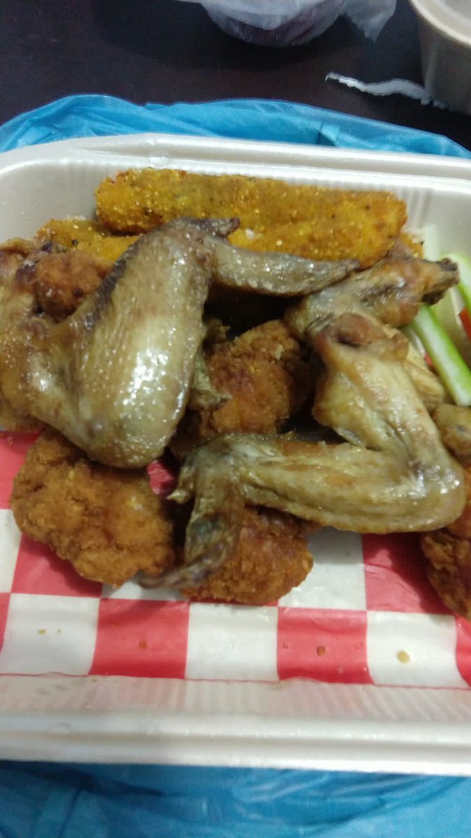 zpolker's tweet photo. No mamen a la otra y me mandan el pollo en plumas https://t.co/9yLNJPqAaZ