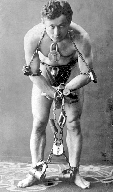 Ehrich Weisz (1874-1926), né à Budapest, est fils de rabbin. Il émigre aux Etats-Unis à l’âge de 4 ans, avec ses 4 frères. Il deviendra le plus grand magicien et illusionniste américain sous le nom de Harry Houdini.3/