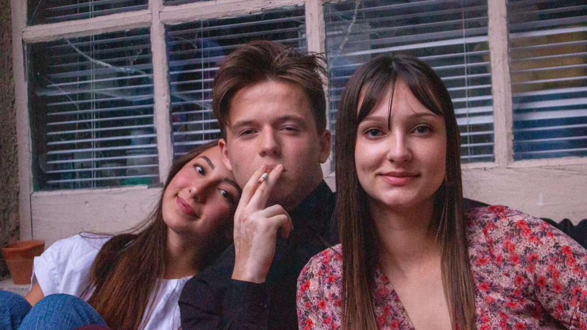 sassaflori's tweet photo. Joyeux anniversaire à ma personne préférée, 19ans! Je t’aime 🤍🤍🤍 https://t.co/LtiVqHnlwg