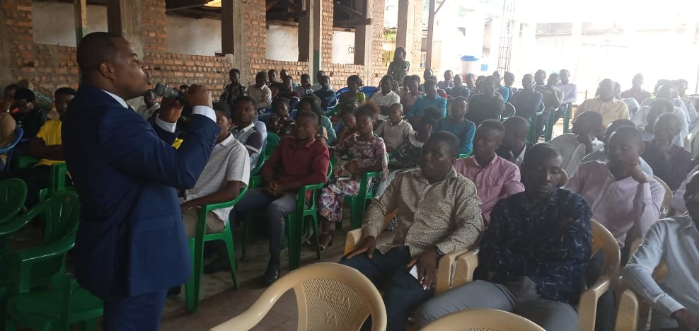 GeorgesMUSONGE3's tweet photo. "L'engagement politique des jeunes chrétiens, gage d'un changement véritable en RDC" a été au centre de mes échanges avec les jeunes de plusieurs églises locales aujourd'hui. Nombreux se sont résolus de s'engager véritablement. C'est notre combat... https://t.co/3wtOerKcCX