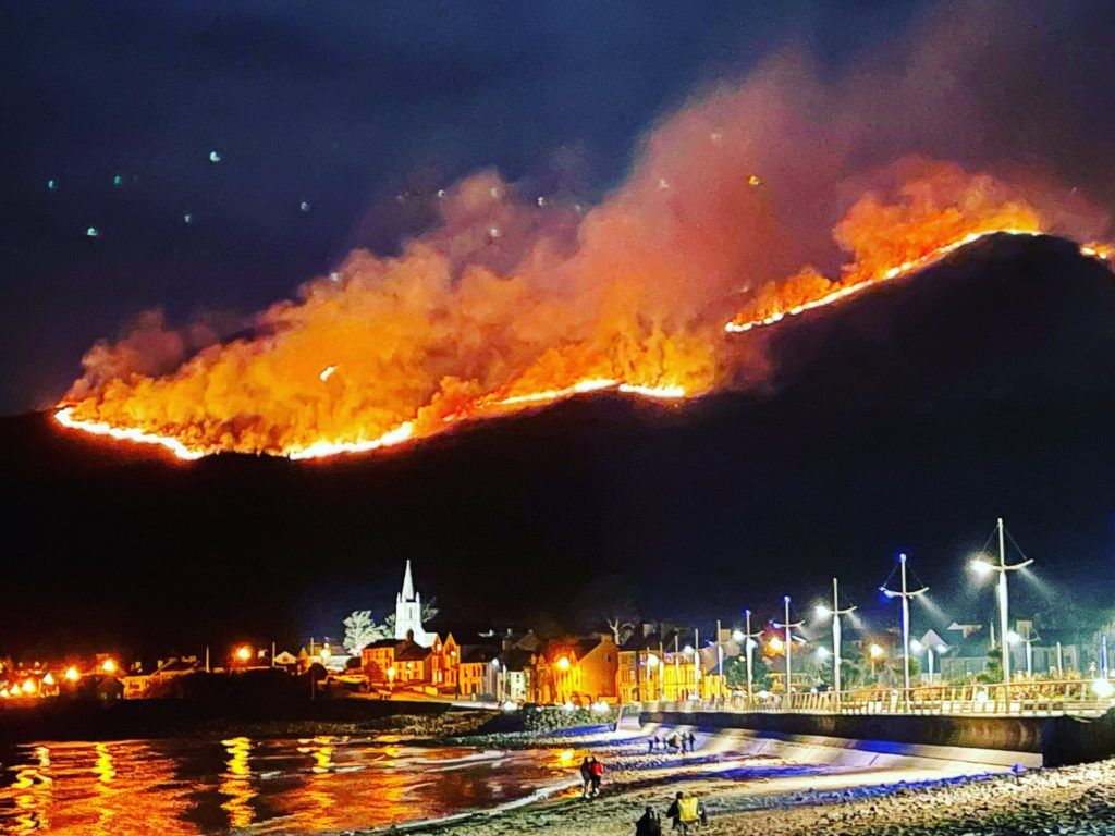 guideirlande's tweet photo. Irlande du Nord : un incendie ravage les Mourne Mountains depuis 3 jours...
https://t.co/vd4ZIkEbZq
#irlandedunord #slievedonard #newcastle #NorthernIreland #incendie https://t.co/yjh2iZ7qRj