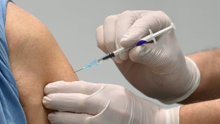 BFMTV's tweet photo. Allemagne: une infirmière injecte de la solution saline au lieu d'un vaccin anti-Covid https://t.co/OmeYepsnZQ https://t.co/sqO7hNyyht