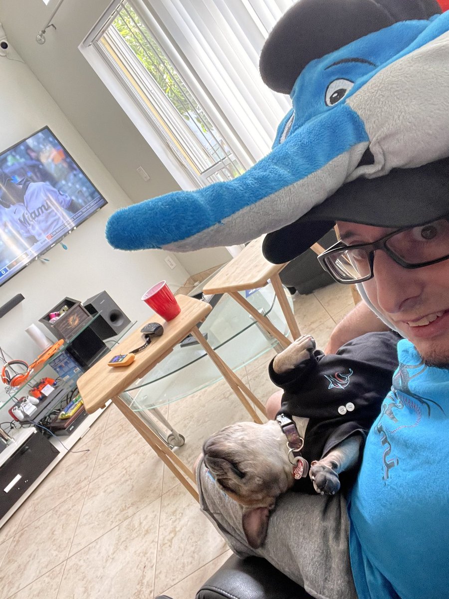 LoudMiamiFan's tweet photo. Game on! #JuntosMiami #miamimarlins #dogsofbaseball https://t.co/gY92LJnNnZ