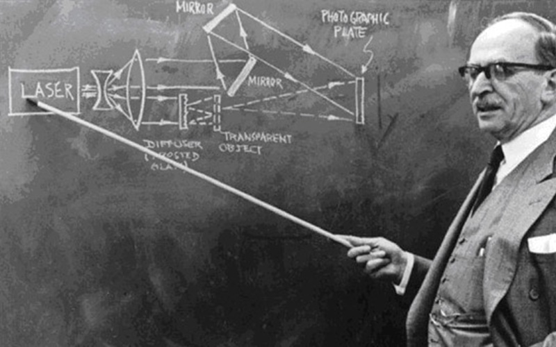 Dénes Gábor (1900-1979) ou Dennis Gabor, est l’un des grands physiciens du 20e siècle. Né à Budapest, il fait ses études et vit à Berlin. Juif, il doit quitter l’Allemagne en 1933 pour Londres. Il invente l’holographie en 1948 et reçoit le Prix Nobel de physique en 1971.9/