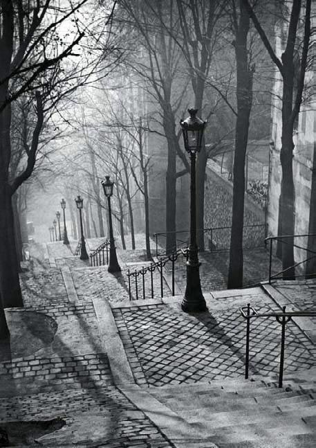 Gyula Halász (1899-1984), dit Brassaï, étudie les Beaux-Arts à Budapest. Après la 1ère guerre mondiale, il s’installe à Paris et se tourne vers la photographie, dont il deviendra l’un des maîtres. Naturalisé français, il est enterré au cimetière du Montparnasse.8/