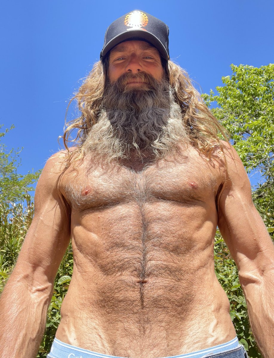 💪 today’s workout: walking on trails, nasal breathing only, mouth closed tongue on roof of mouth ( to complete the internal energy circuit through the organs that cleanse my blood 🩸). 
#FitOver40 #FitOver50 #SuperFoodNutrition #RippedAt50 #FunctionalFitness #chigong