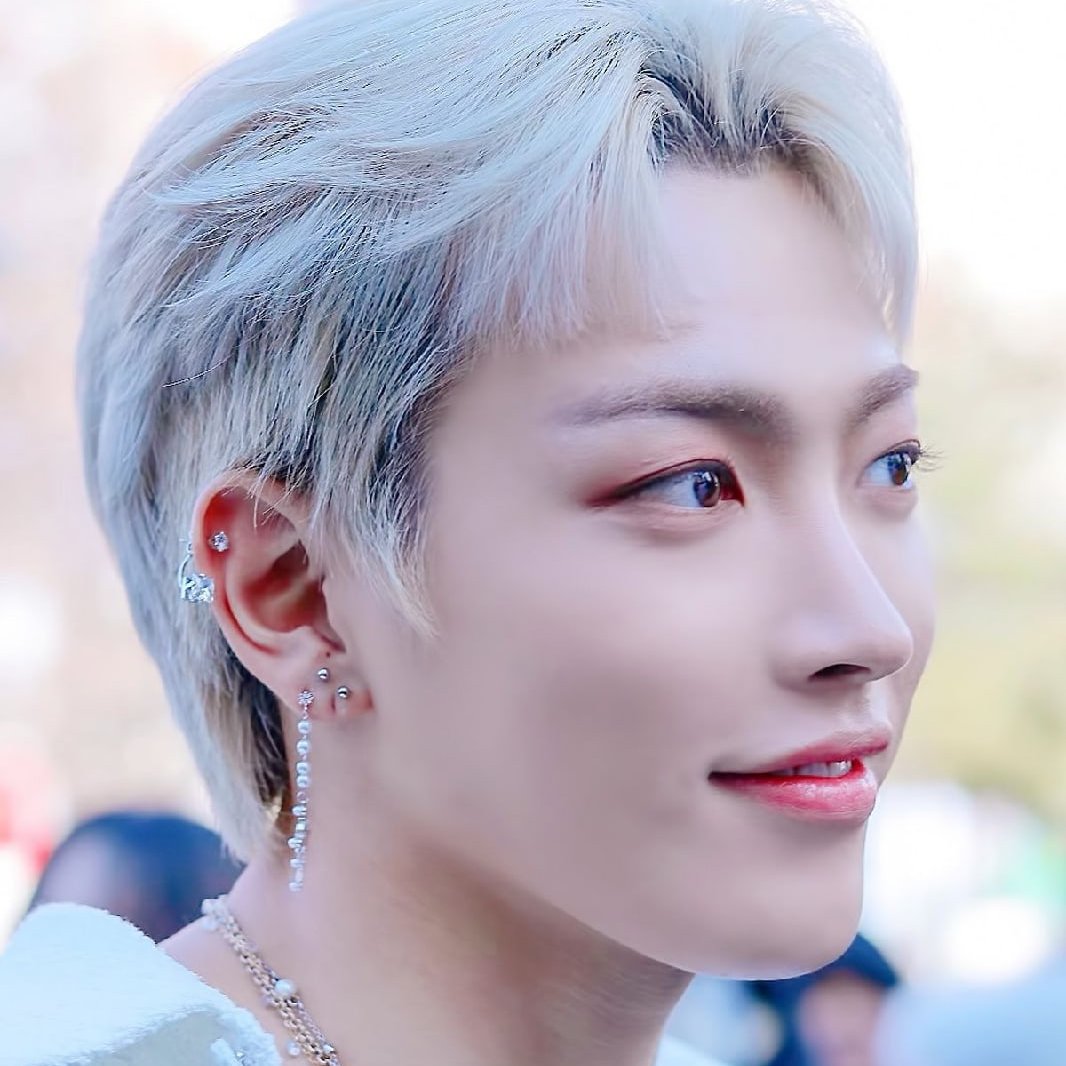 Hongjoong's earrings also deserved to be here